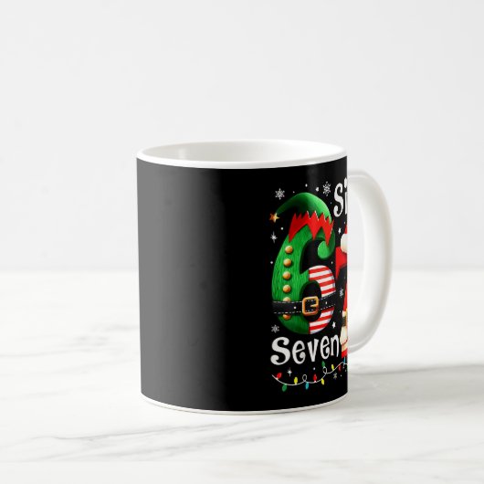 Funny Six Seven 67 Meme 6 7 Elf Santa Christmas Pa Kaffeetasse (VorderseiteRechts)