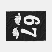 Funny Six Seven 6 7 Meme Gen Alpha Slang 67 Hands Fleecedecke (Vorderseite (Horizontal))