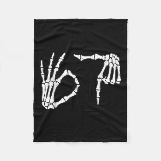 Funny Six Siven 6 7 Meme 67 Skeleton Hand Hallowee Fleecedecke (Vorderseite)