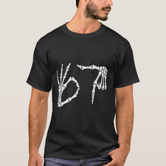 Funny Six Siven 6 7 Meme 67 Skeleton Hand Hallowee T-Shirt (Vorderseite)
