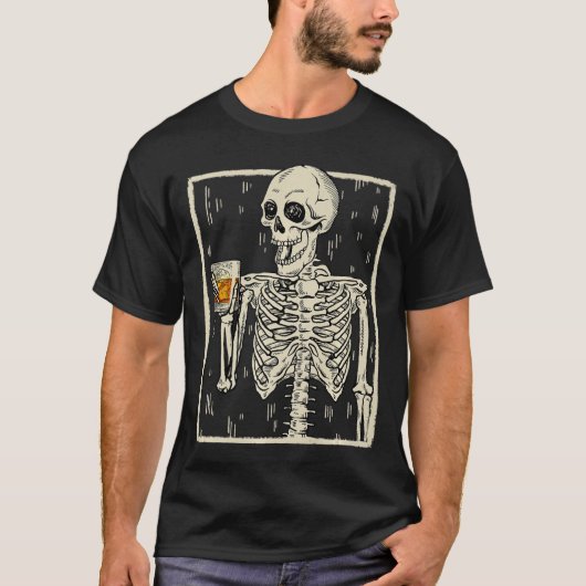 Funny Skeleton Drinks Bourbon Whiskey Halloween T-Shirt (Vorderseite)