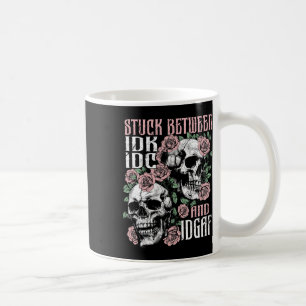 Funny Skeleton klebt zwischen Idk idc idgaf Hallow Kaffeetasse