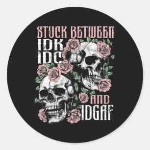 Funny Skeleton klebt zwischen Idk idc idgaf Hallow Runder Aufkleber