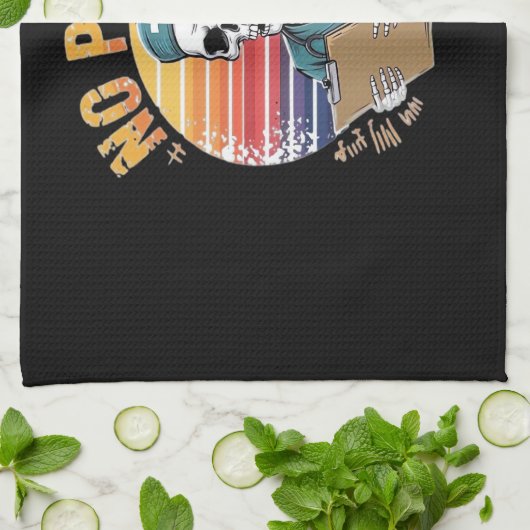 Funny Skeleton Nurse No Pulse Design � Dark Humor Geschirrtuch (Gefaltet)