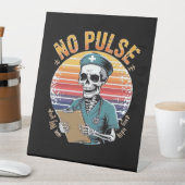 Funny Skeleton Nurse No Pulse Design � Dark Humor Sockelschild (In Situ)