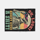 Funny Skeleton Oh Look Nobody Gives A S Sarcastic Fleecedecke (Vorderseite (Horizontal))
