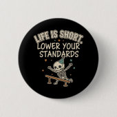 Funny Skeleton Quote Life Short Lower Standards Button (Vorderseite)
