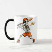Funny Skeleton schlägt Baseball Halloween Verwandlungstasse (Links)