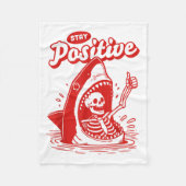 Funny Skeleton Stay Sitive Shark Beach Motivationa Fleecedecke (Vorderseite)