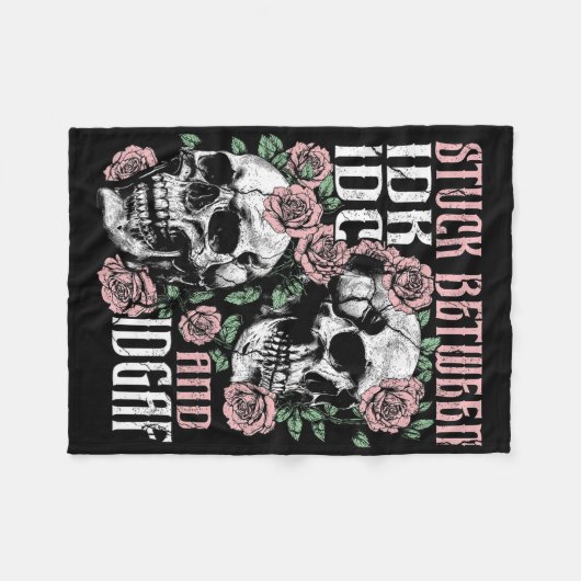 Funny Skeleton Stuck Between Idk Idc Idgaf Hallowe Fleecedecke (Vorderseite (Horizontal))