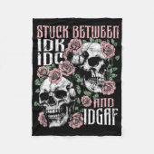 Funny Skeleton Stuck Between Idk Idc Idgaf Hallowe Fleecedecke (Vorderseite)