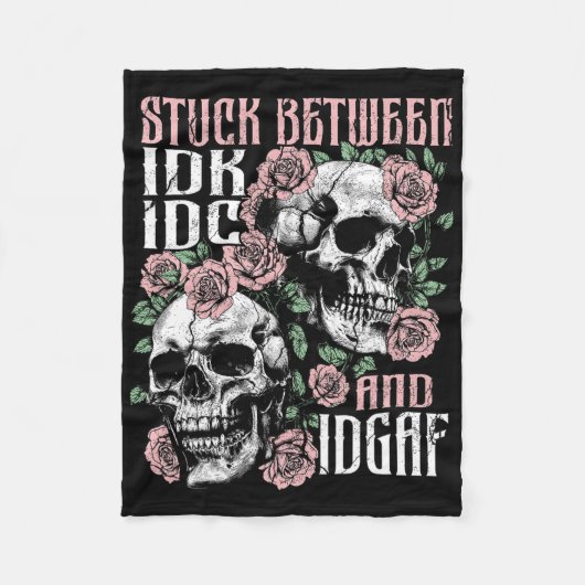 Funny Skeleton Stuck Between Idk Idc Idgaf Hallowe Fleecedecke (Vorderseite)