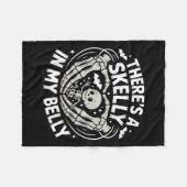 Funny Skeleton There's Skelly In My Belly Pregnant Fleecedecke (Vorderseite (Horizontal))