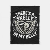 Funny Skeleton There's Skelly In My Belly Pregnant Fleecedecke (Vorderseite)