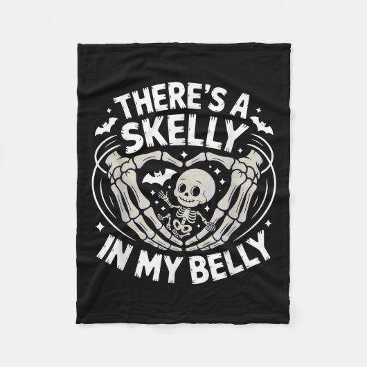 Funny Skeleton There's Skelly In My Belly Pregnant Fleecedecke (Vorderseite)