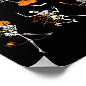 Funny Skeletts tanzend Challenge Halloween Poster (Ecke)