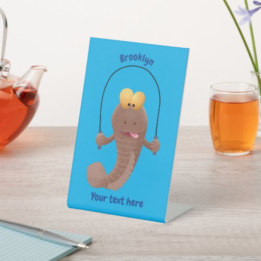 Funny skipper mudskipper fish Cartoon Sockelschild (In SItu)