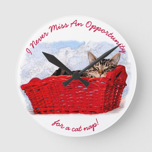 Funny Sleeping Kitten in Red Basket Foto Custom Runde Wanduhr (Vorderseite)