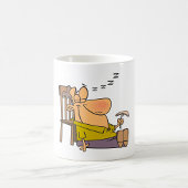 Funny Sleepy Man Napping mit Sandwich Kaffeetasse