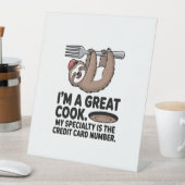 Funny Sloth Cook Hängt auf einer Gabel Sockelschild (In Situ)