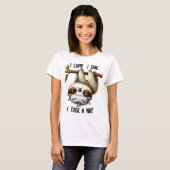 FUNNY SLOTH HANGING FROM A TREE T-Shirt (Vorne ganz)