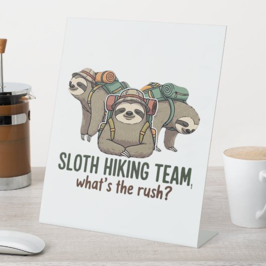 Funny Sloth Hiking Classic T-Shirt_5 Sockelschild (In Situ)