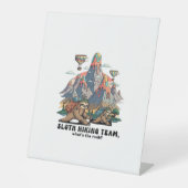 Funny Sloth Hiking Classic T-Shirt_7 Sockelschild (Vorderseite)