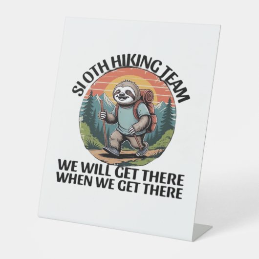 Funny Sloth Hiking Team we'll get there when we ge Sockelschild (Vorderseite)