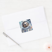Funny Sloth im Astronauten Anzug im Weltraum Quadratischer Aufkleber (Umschlag)