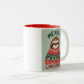 Funny Sloth mit Weihnachts-Sweater Zweifarbige Tasse (VorderseiteRechts)
