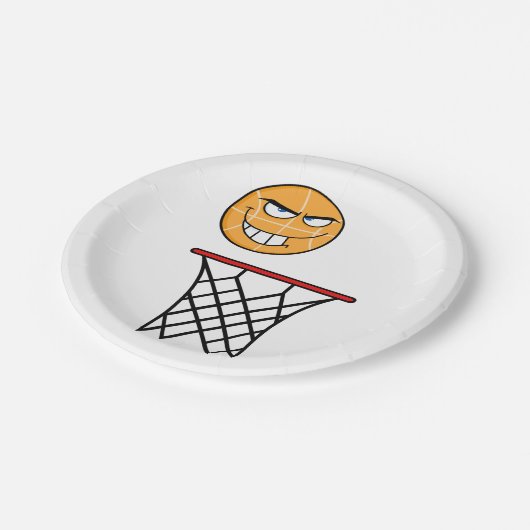 Funny Smirking Basketball Face Dunking Pappteller (Schrägansicht)