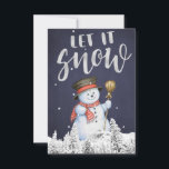 Funny Snowman | Lassen Sie es Silber Typografie er Karte<br><div class="desc">Let It Snow Silber Glitzer gebürstete Typografie-Skript über einem großen Schneemann mit Hut und Rotschal umgeben von fallendem Schnee auf einem dunkelblauen Kalkboard Hintergrund Mitternacht mit einer Bergszene mit Kiefern machen eine rustikale moderne Winterferien Grußkarte. Persönlich auf der Rückseite mit Text und Signatur! Geeignet für saisonale Mailings für Familien, Privatpersonen...</div>
