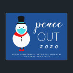 Funny Snowman Maske Weihnachten Neujahr Frieden En<br><div class="desc">Moderne Weihnachtsfeiertagskarte feiert das Ende eines harten 2020. Ein Cartoon Schneemann trägt eine Gesichtsmaske stehend neben "Peace Out 2020" in lustiger weißer Typografie vor blauem Hintergrund. Sie können die Begrüßung (zunächst Set zu "Frohe Weihnachten & Feiern zu einem Neujahr") und Ihren Namen personalisieren.</div>