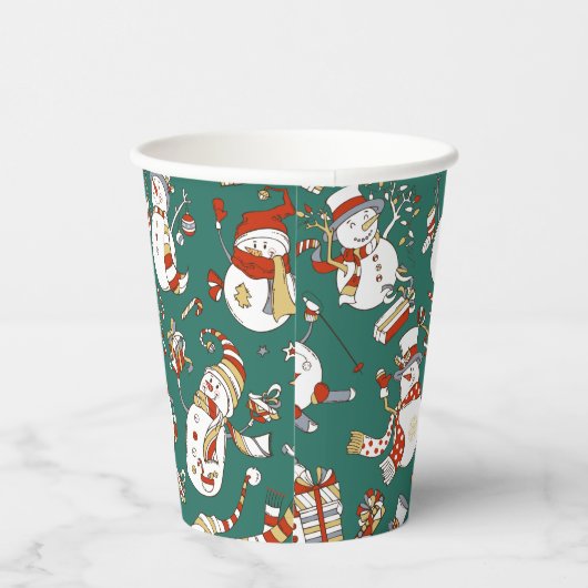Funny Snowmen Holiday Pattern auf Aquamarinem Pappbecher (Rechts)