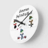 Funny Snowmen trainieren Runde Wanduhr (Winkel)