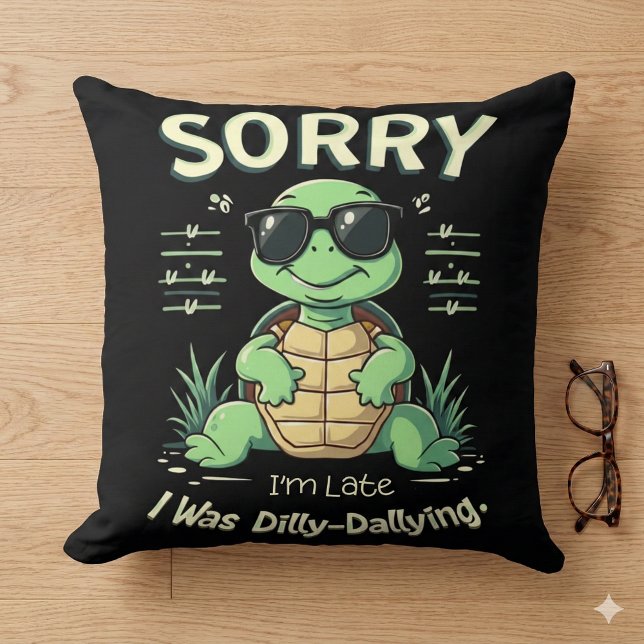 Funny Sorry, dass ich spät dran bin mit Retro Ästh Kissen (Funny Sorry I’m Late Turtle with Retro Aesthetic Throw Pillow Mockup C)