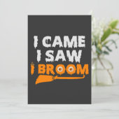 Funny Spooky Halloween i kam ich sah in Broom Hexe Einladung (Stehend Vorderseite)