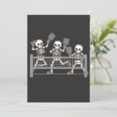 Funny Spooky Three Skeleton Playin Pickleball Gesc Einladung (Stehend Vorderseite)