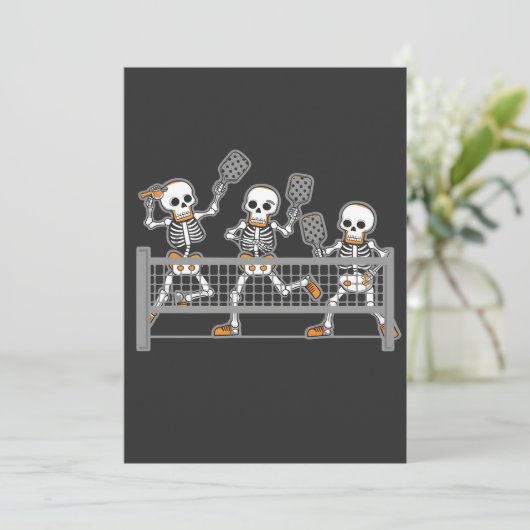 Funny Spooky Three Skeleton Playin Pickleball Gesc Einladung (Stehend Vorderseite)