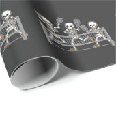 Funny Spooky Three Skeleton Playin Pickleball Gesc Geschenkpapier (Rolleneckpunkt)
