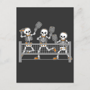 Funny Spooky Three Skeleton Playin Pickleball Gesc Postkarte