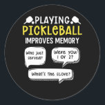 Funny Sports Pickleball Player Runder Aufkleber<br><div class="desc">Nehmen Sie Ihre Pickleball-Paddeln und Bälle aus der Tasche. Funny Pickle Ball Sport Design für alle,  die das Spiel Liebe und spielt ein Set mit einem Netz im Freien.</div>