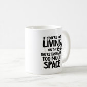 Funny Sprichwort lebt auf der Kante Typografie Kaffeetasse (VorderseiteRechts)