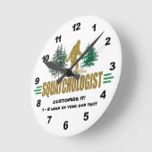 Funny Squatchologist, Sasquatch, glaube ich Runde Wanduhr (Winkel)