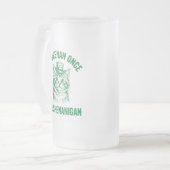 Funny St. Patrick's Day Cat Shenanigan Pun Retro Mattglas Bierglas (Vorderseite Links)