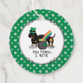 Funny St. Patrick's Day Dackel (schwarz & tan) Geschenkanhänger (Vorderseite)