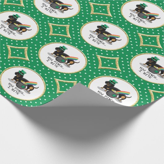 Funny St. Patrick's Day Dackel (schwarz & tan) Geschenkpapier (Ecke)