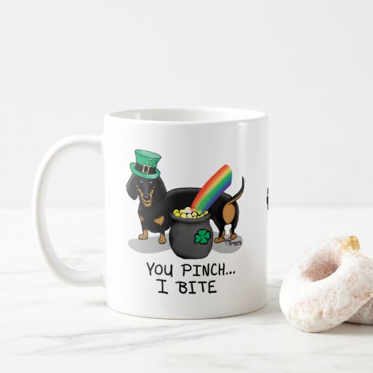 Funny St. Patrick's Day Dackel (schwarz & tan) Kaffeetasse (Mit Donut)