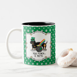 Funny St. Patrick's Day Dackel (schwarz & tan) Zweifarbige Tasse