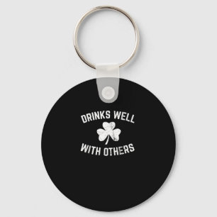 Funny St Patricks Day Drinking Shirt Drinks gut W Schlüsselanhänger